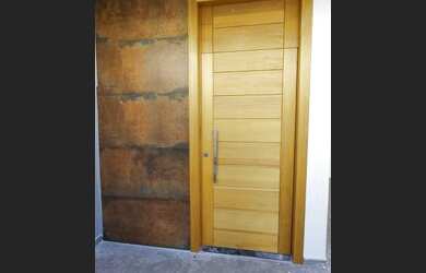 Imagem: A casa possui 3 Dormitórios, 2 Banheiros, 2 Vagas na garagem