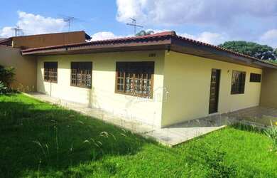 Imagem: A casa possui 3 Dormitórios, 3 Banheiros, 4 Vagas na garagem