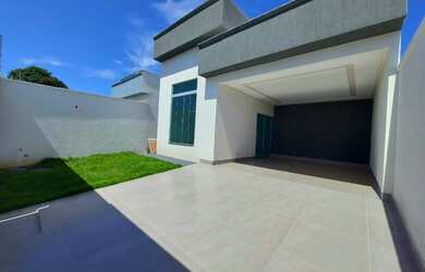 Imagem: A casa possui 3 Dormitórios, 2 Banheiros, 2 Vagas na garagem