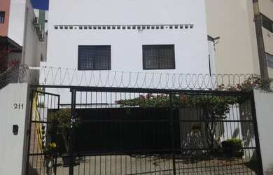 Imagem: O depósito à venda possui 3 Vagas na garagem e 230m² de Área