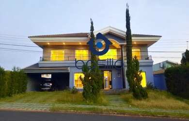 Imagem: A casa em condomínio possui 4 Dormitórios, 5 Banheiros, 497m²