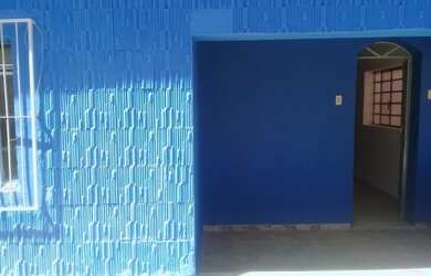 Imagem: A casa possui 2 Dormitórios, 2 Banheiros, 2 Vagas na garagem