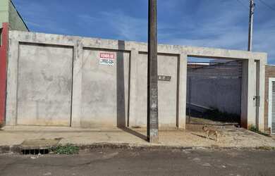 Imagem: A casa possui 2 Dormitórios, 2 Banheiros, 2 Vagas na garagem