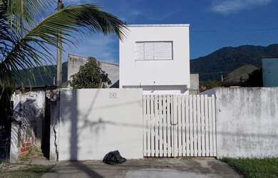 Imagem: A casa possui 3 Dormitórios, 2 Banheiros, 1 Vaga na garagem