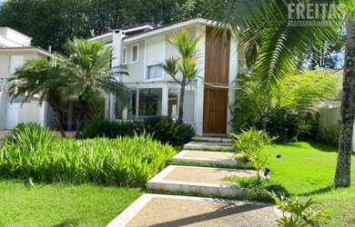 Imagem: A casa em condomínio possui 4 Dormitórios, 5 Banheiros, 4