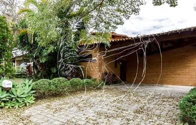 Imagem: A casa possui 4 Dormitórios, 3 Banheiros, 3 Vagas na garagem