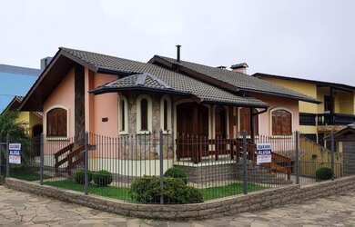 Imagem: A casa possui 3 Dormitórios, 2 Banheiros, 3 Vagas na garagem