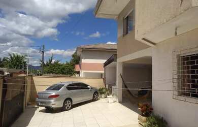 Imagem: A casa possui 3 Dormitórios, 3 Banheiros, 1 Vaga na garagem