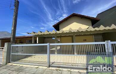 Imagem: A casa possui 3 Dormitórios, 2 Banheiros, 1 Vaga na garagem