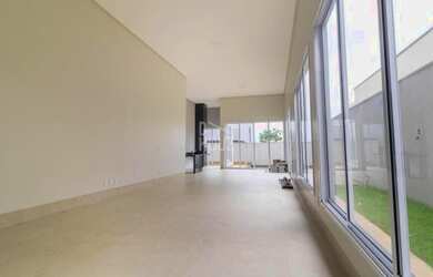 Imagem: A casa em condomínio possui 4 Dormitórios, 5 Banheiros, 238m²