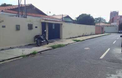 Imagem: A casa possui 3 Dormitórios, 1 Banheiro, 4 Vagas na garagem