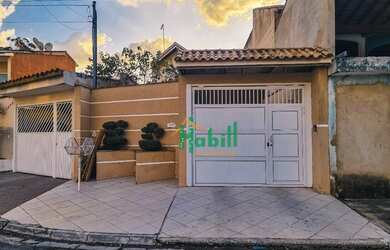 Imagem: A casa possui 2 Dormitórios, 1 Banheiro, 4 Vagas na garagem