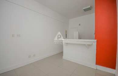 Imagem: A kitnet possui 1 Dormitório, 1 Banheiro, 32m² de Área e