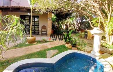 Imagem: A casa possui 3 Dormitórios, 2 Banheiros, 2 Vagas na garagem