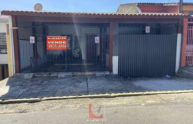 Imagem: A casa possui 5 Dormitórios, 4 Banheiros, 2 Vagas na garagem