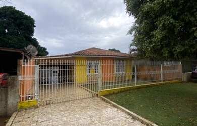 Imagem: A casa possui 3 Dormitórios, 2 Banheiros, 2 Vagas na garagem