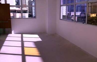 Imagem: O depósito possui 4 Vagas na garagem e 222m² de Área e está