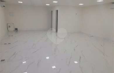 Imagem: O depósito possui 1 Vaga na garagem, 73m² de Área e está