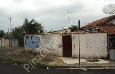 Imagem: A casa possui 2 Dormitórios, 1 Banheiro, 2 Vagas na garagem