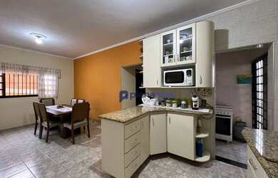 Imagem: A casa possui 3 Dormitórios, 2 Banheiros, 5 Vagas na garagem