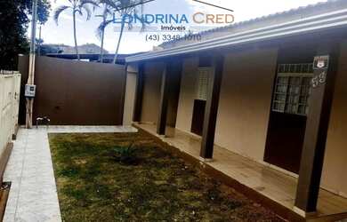 Imagem: A casa possui 3 Dormitórios, 2 Banheiros, 3 Vagas na garagem