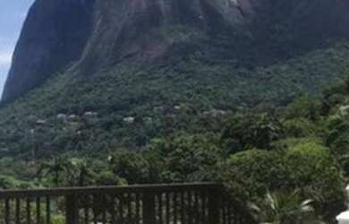 Imagem: A casa possui 4 Dormitórios, 5 Banheiros, 3 Vagas na garagem