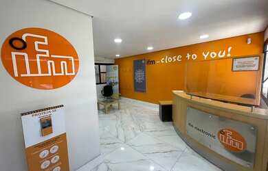 Imagem: O depósito possui 5 Vagas na garagem e 1050m² de Área e está