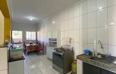 Imagem: A casa possui 4 Dormitórios, 1 Banheiro, 5 Vagas na garagem