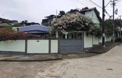 Imagem: A casa possui 2 Dormitórios, 2 Banheiros, 2 Vagas na garagem