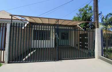 Imagem: A casa possui 1 Dormitório, 1 Banheiro, 1 Vaga na garagem