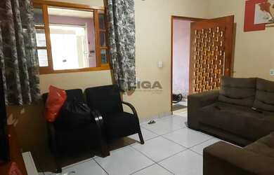 Imagem: A casa possui 3 Dormitórios, 2 Banheiros, 2 Vagas na garagem