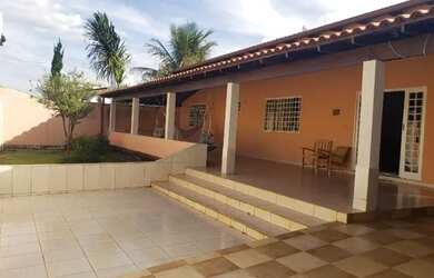 Imagem: A casa em condomínio possui 4 Dormitórios, 4 Banheiros, 4