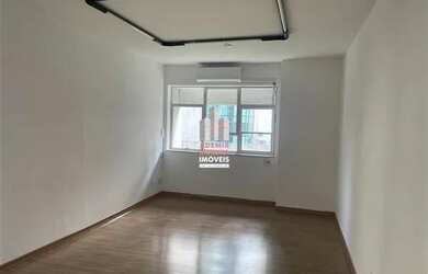 Imagem: O depósito possui 48m² de Área e está localizado em Santo