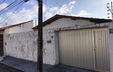 Imagem: A casa possui 3 Dormitórios, 2 Banheiros, 2 Vagas na garagem