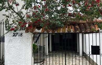 Imagem: A casa possui 3 Dormitórios, 3 Banheiros, 2 Vagas na garagem