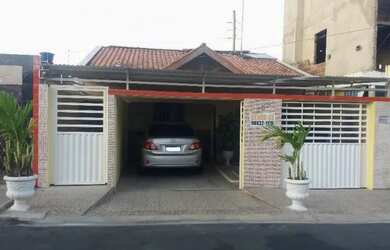 Imagem: A casa possui 5 Dormitórios, 3 Banheiros, 3 Vagas na garagem