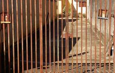 Imagem: A casa possui 1 Dormitório, 1 Banheiro, 1 Vaga na garagem