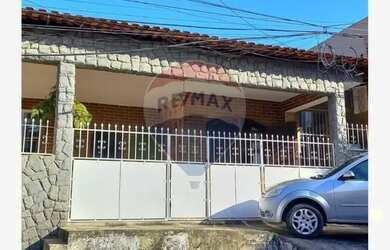 Imagem: A casa possui 5 Dormitórios, 3 Banheiros, 2 Vagas na garagem