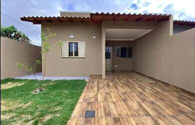 Imagem: A casa possui 3 Dormitórios, 2 Banheiros, 1 Vaga na garagem