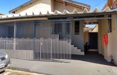 Imagem: A casa possui 3 Dormitórios, 2 Banheiros, 2 Vagas na garagem