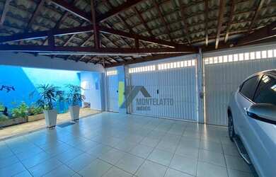 Imagem: A casa possui 4 Dormitórios, 3 Banheiros, 4 Vagas na garagem