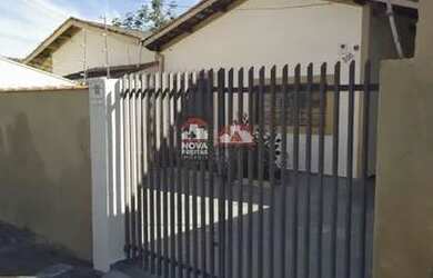 Imagem: A casa possui 3 Dormitórios, 1 Banheiro, 3 Vagas na garagem