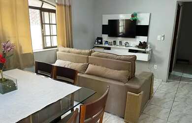 Imagem: A casa possui 4 Dormitórios, 4 Banheiros, 2 Vagas na garagem