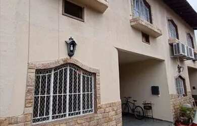 Imagem: A casa possui 3 Dormitórios, 3 Banheiros, 1 Vaga na garagem