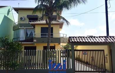 Imagem: A casa possui 4 Dormitórios, 4 Banheiros, 4 Vagas na garagem