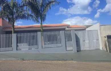 Imagem: A casa possui 3 Dormitórios, 2 Banheiros, 2 Vagas na garagem