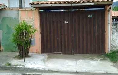 Imagem: A casa possui 3 Dormitórios, 1 Banheiro, 1 Vaga na garagem