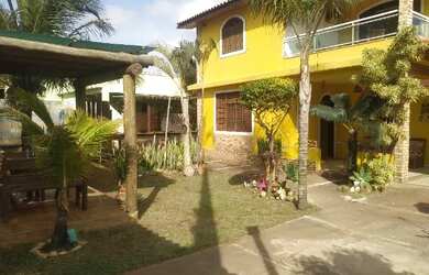 Imagem: A casa possui 4 Dormitórios, 3 Banheiros, 3 Vagas na garagem