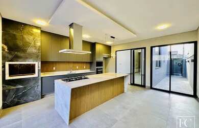 Imagem 10: Com uma fachada de tirar o fôlego, essa linda casa no Village Damha Rio...