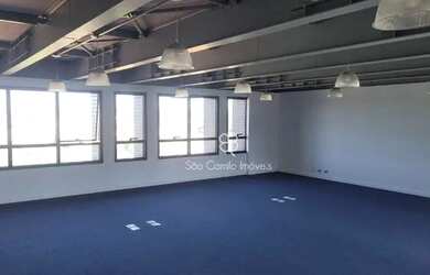 Imagem: O depósito possui 4 Vagas na garagem, 167m² de Área e está